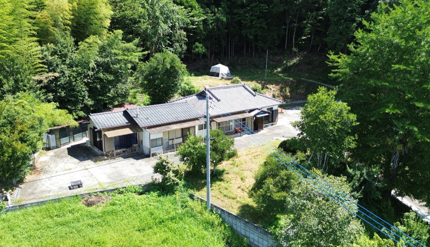 里山に囲まれた緒川の里の全景