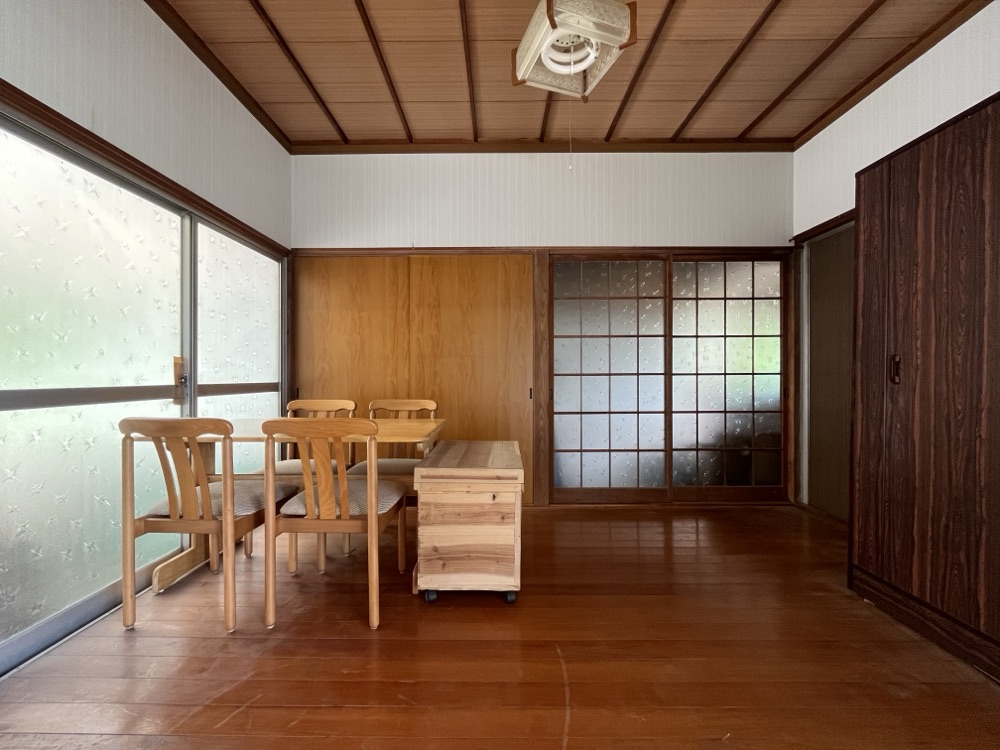 木の家具をそろえたダイニング