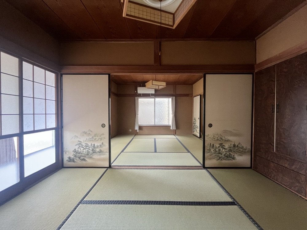 ふすまを開け放った広い和室
